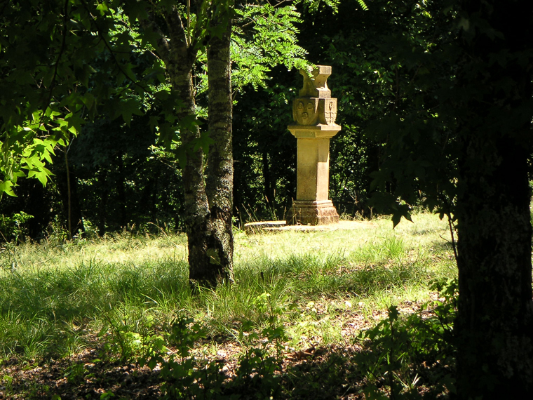 Pilaar met daarop het wapen van de familie Kraamers, de vroegere bewoners van dit landgoed in Le Bugue, Frankrijk.