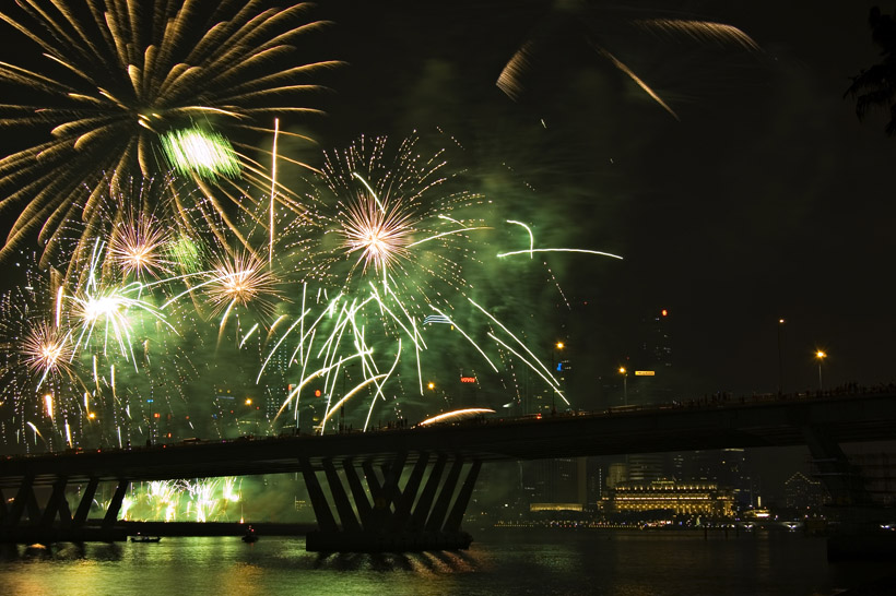 Vuurwerk ter ere van de 41ste National Day van Singapore. Geschoten vanaf Esplanade Park.
