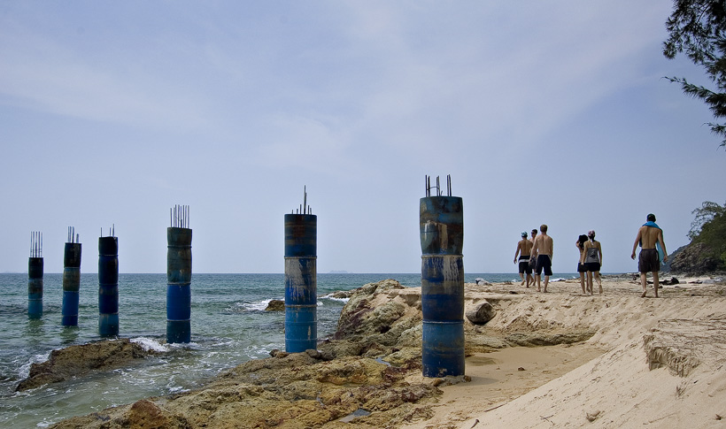 Een wandeling langs het strand op Pulau Sibu, Maleisië. Naast pijnlijk scherpe stenen zagen we deze constructie van tonnen.