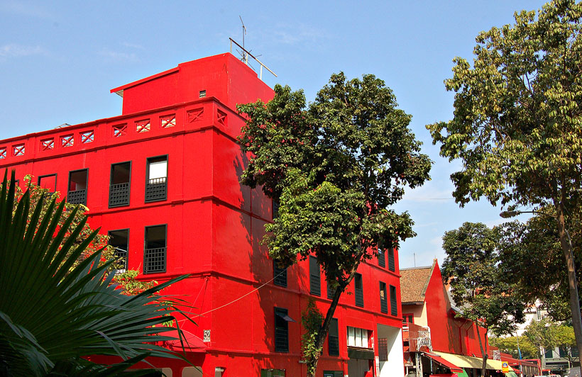 Mooi rood is niet lelijk, zegt men bij Bugis Village, Singapore.