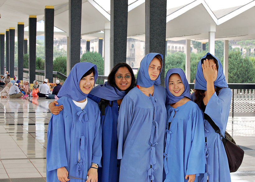Stephanie, Aanchal, Aurelie, Rachel en Jun moesten huidbedekkende gewaden dragen tijdens ons bezoek aan een moskee. Centrum van Kuala Lumpur, Maleisië.