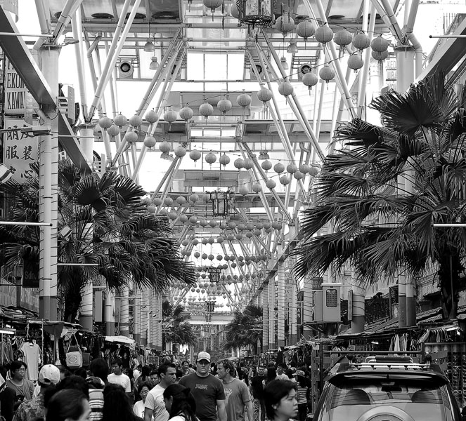 Het overkapte Chinatown van Kuala Lumpur biedt onderdak aan vele kleine winkeltjes, marktlui, toeristen en een hoop gepingel.