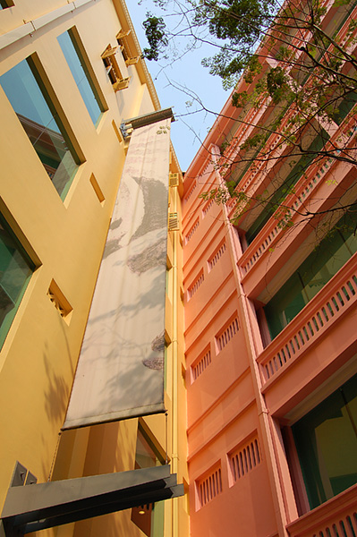 Pasteltinten kenmerken de binnenplaats van Singapore’s MICA Building (Ministry of Information, Communication and the Arts). North Boat Quay, Singapore.