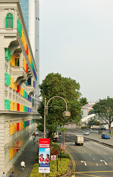 Opvallende kleuren van het oude Hill Street Police Station, tegenwoordig het MICA Building (Ministry of Information, Communication and the Arts). North Boat Quay, Singapore.