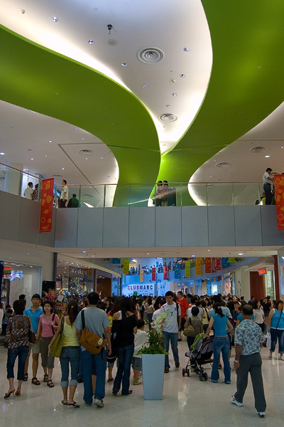 Drukte in de eerste week na opening van Singapore’s (tot dan toe) grootste shopping mall: VivoCity.