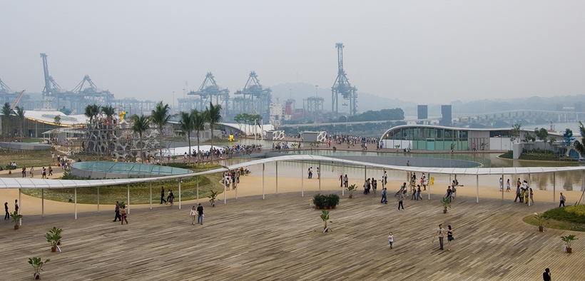 Overzicht van het bovendek van VivoCity shopping mall, Singapore. Op de achtergrond de altijd aanwezige haven en rechts de brug naar Sentosa.