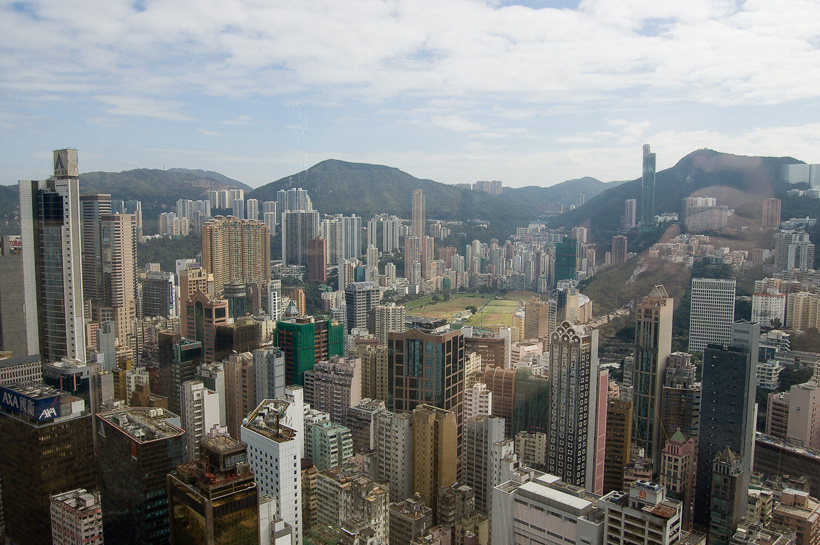 Uitzicht vanaf 47ste (?) verdieping van het Central Plaza gebouw (374 m) richting de heuvels van Central Island, Hong Kong.