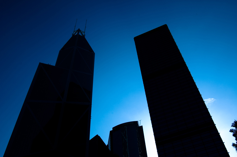 Silhouet van de Bank of China (links) en een onbekend gebouw. Central Island, Hong Kong.