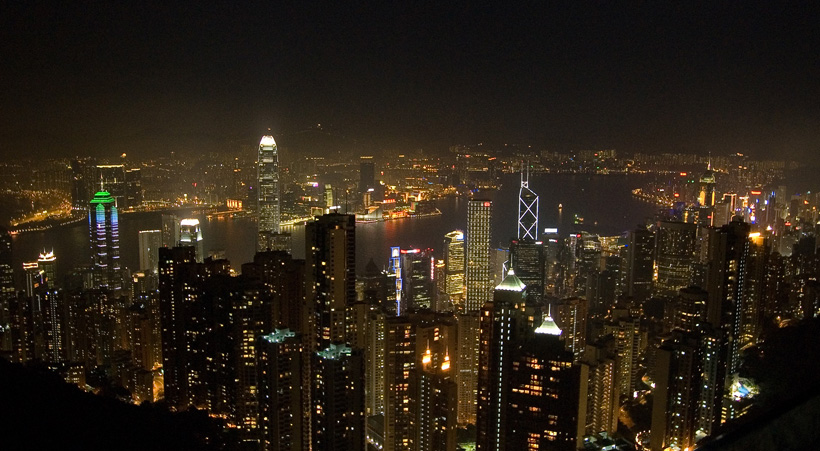 De cliché foto van Central Island, Hong Kong, genomen vanaf Victoria Peak. Op de achtergrond zie je Kowloon. 