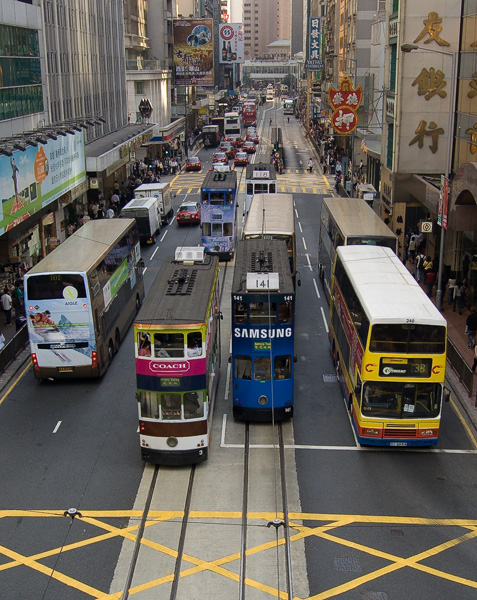 Trams, talloze bussen, rode taxi’s en voetgangers maken het beeld van Central Island, het zakencentrum van Hong Kong.