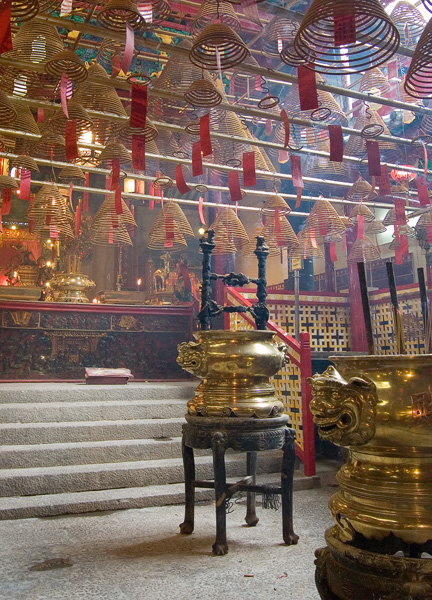 Interieur van Man Mo temple op Hollywood Road, Central Island, Hong Kong. Opvallend veel wierook in deze zeer oude tempel, die nog altijd in gebruik is.