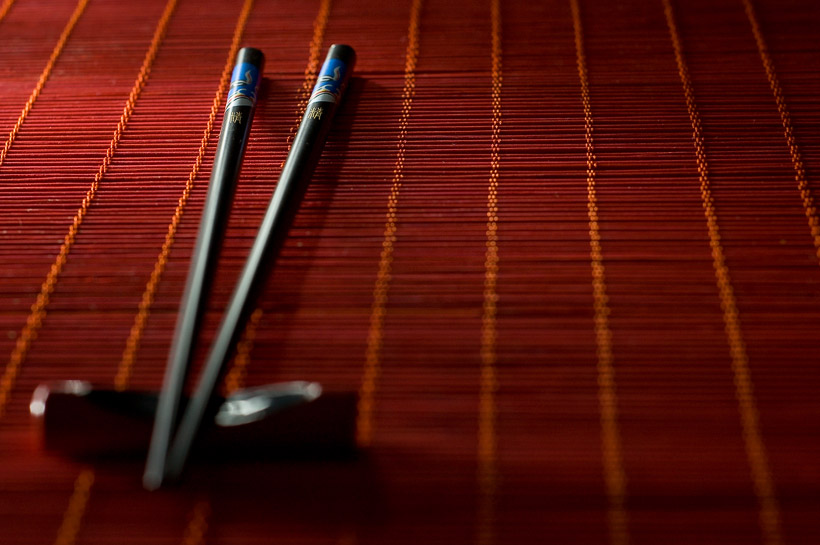LED-knijpkat voor de belichting, rood houten matje en een setje chopsticks, die ik in Hong Kong gekocht heb.