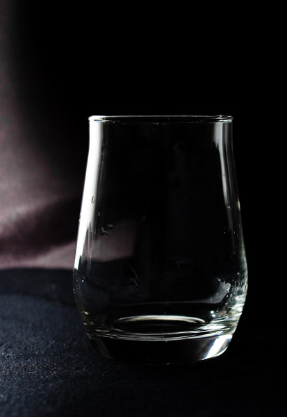 Een poging om glas te belichten zodanig dat alleen de randen oplichten, wat een betere vormdefinitie kan geven in het eindresultaat.