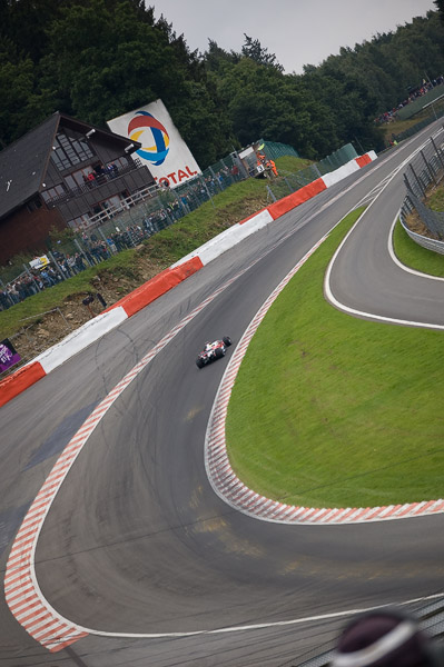 Ralf Schumacher in zijn Toyota door Eau-Rouge.