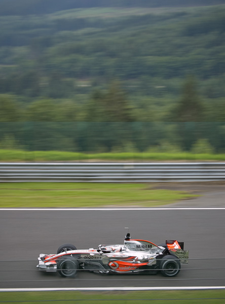 Fernando Alonso in de McLaren-Mercedes komt volgas uit Raidillon.