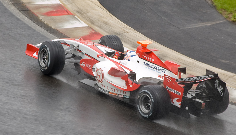 Anthony Davidson loodst zijn Super Aguri-Honda door een natte Busstop chicane.