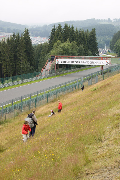 Spa loopt dwars door de Ardennen, terwijl de mensen op de foto wachten of er nog een F1-wagen door die Ardennen zal racen.