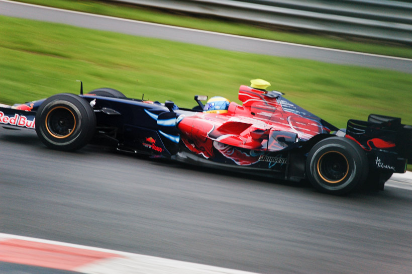 Sebastien Bourdais raast omhoog door Eau Rouge in de Toro Rosso-Ferrari. Die dag verichtte hij testwerk om later een contract als racecoureur te krijgen. Bourdais is overigens meervoudig CART kampioen (Amerikaans F1 equivalente raceklasse) .