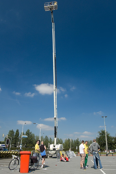 De hoogwerker waarmee publiek bij de open dag van NAC Breda omhoog kon en zo kon genieten van het  uitzicht over de stad.