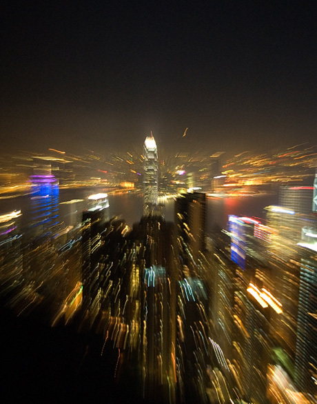 Zicht vanaf Victoria Peak. Als je geen statief mag gebruiken moet je iets, dus dan maar zoom blur zodat de bewegingsonscherpte niet opvalt. In het centrum zie je Two International Finance Center (407 m), Central Island, Hong Kong.