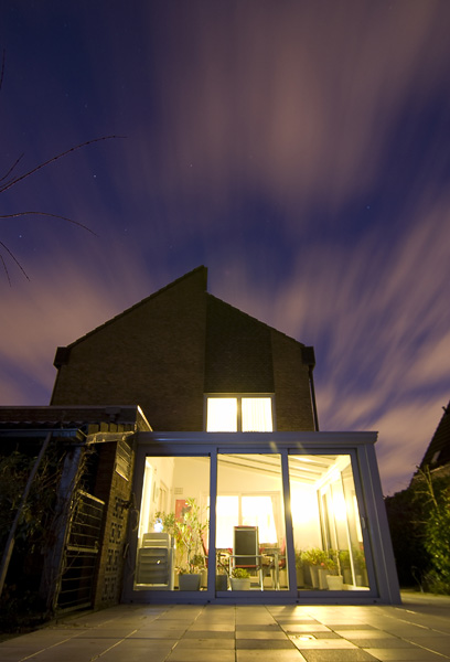 Verlichting van ons huis, samen met de laatste restjes daglicht. Testje met m’n nieuwe Tokina 12-24 lens.