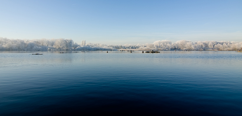 Water en aangevroren dauw bij de Emerput, Breda.
