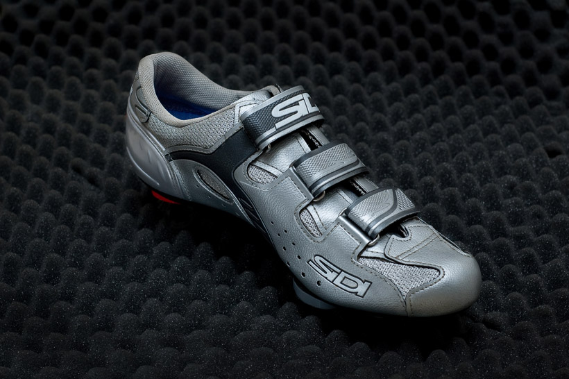 M’n zilveren fietsschoenen van Sidi. Belichting een combi van flits (boven) en daglicht (rechtsachter) en natuurlijk een beetje van Photoshop.