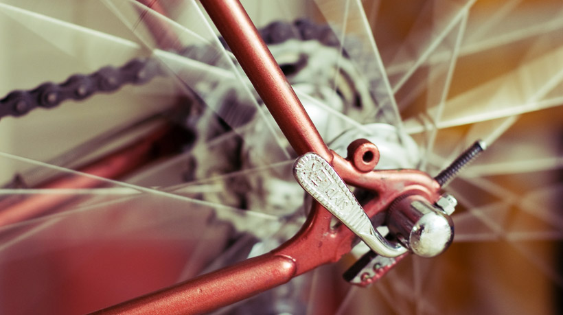 Poging tot iets kunstzinnigs. Niet helemaal wat ik in gedachten had, maar goed. Achterwiel van m’n oude racefiets, de kleurtoning is in nabewerking gedaan (cross-processing).
