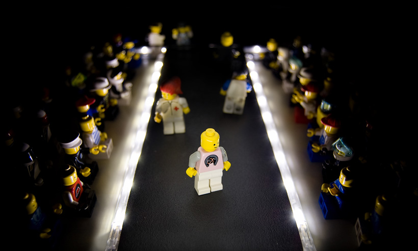 Een stuk foam en Ikea LED-lampjes vormden het decor voor deze Lego modeshow, te zien op m’n bureau.