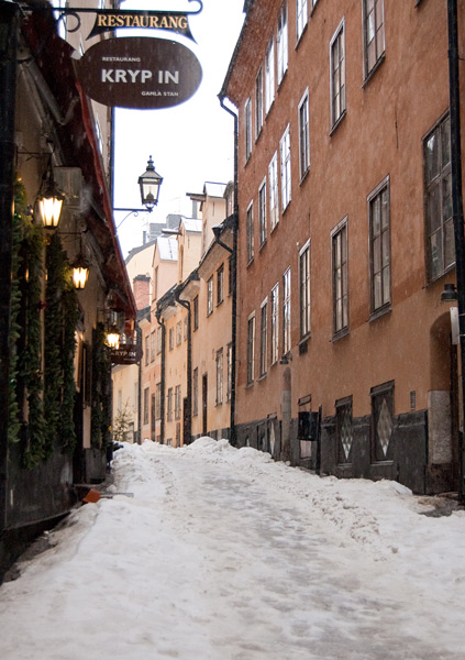 Smal straatje in het oude deel van Stockholm, Gamla Stan. Dit is in het binnenste gedeelte nog één van de bredere straten. Andere steegjes komen hierop uit.