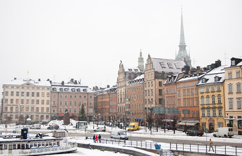 Zicht op de oude stad van Stockholm vanaf de andere zijde van het water, om precies te zijn de zuidkant.