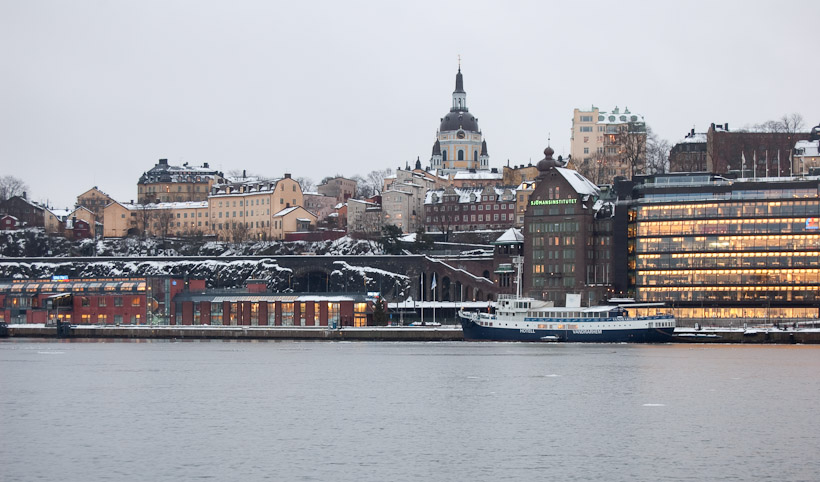 De kade van het eiland Södermalm bezien vanaf Gamla Stan.