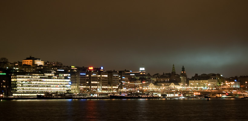 Wederom Södermalm, nu op een wat later tijdstip (rond zes uur). Ik heb geen idee waar het blauwige licht vandaan komt, maar het was kilometers verder vanuit mijn kamer nog te zien dankzij de laaghangende bewolking.