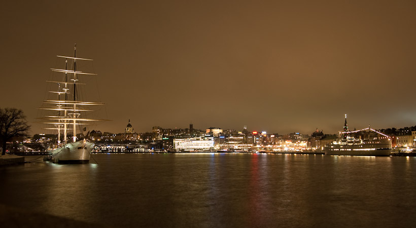 Links is nog net het hostel / schip te zien dat het kleinere eiland Skeppsholmen kenmerkt. Rechts is nog net de grote kerstboom te zien aan de kade van Gamla Stan’s Skeppsbron. Op de achtergrond Södermalm.
