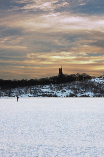 Al lopende langs het water van het eiland Kungsholmen in het centrum van Stockholm viel het me op dat veel mensen over het ijs wandelden. Op de terugweg heb ik dat dus ook gedaan. De persoon op de foto was wel wat raar, alsof hij buitenaardse leven probeerde in te seinen danwel assistentie verleende bij een landing…