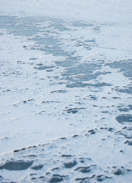 Een stevige wind vormde mooie patronen op het ijs met behulp van de sneeuw.