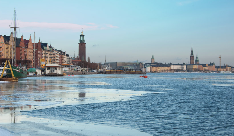 Zicht vanaf het ijs, met links het stadhuis en rechts het kleine eiland Riddarsholmen met Gamla Stan er direct achter.