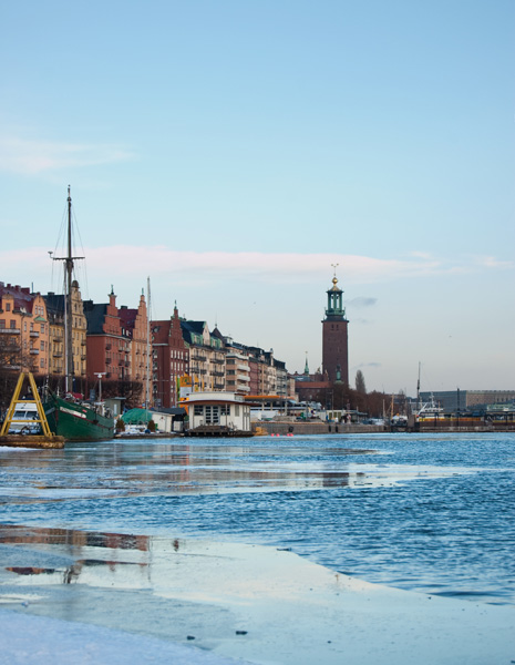 Zicht vanaf het ijs met links de kade van het eiland Kungsholmen en verder het markante stadhuis.