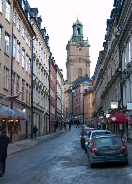 Onder de straat Storkyrkobrinken die inderdaad leidt naar de grote kerk ofwel Storkyrkan.