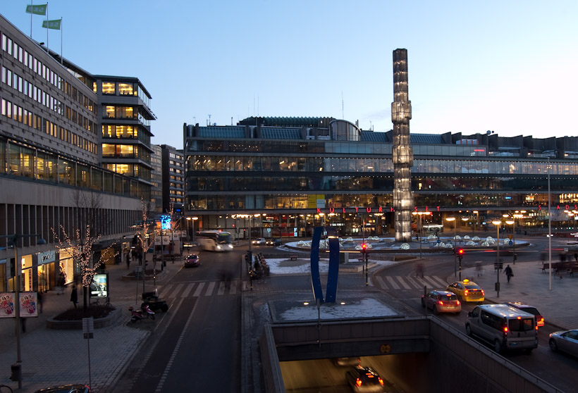 Eén van de grotere pleinen in Stockholm is dit Sergels Torg. Als het goed is dan wordt de ovaal in het midden onder water gezet en gaan de fonteinen ook aan zodra de vrieskou weg blijft.