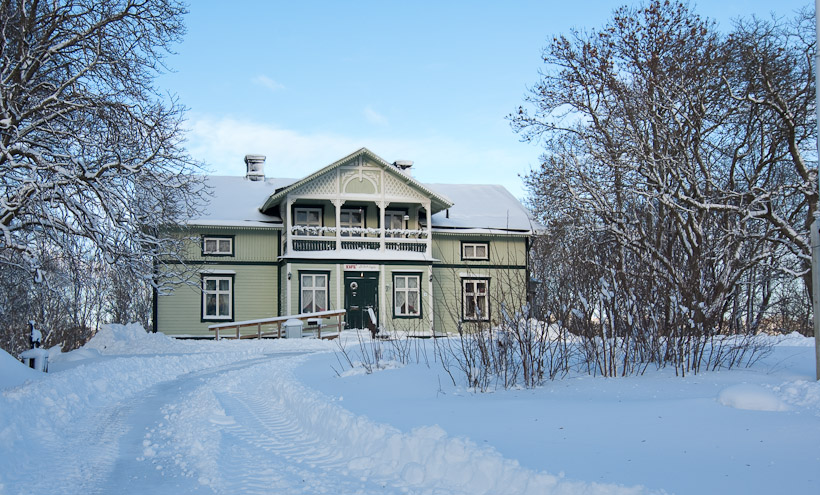 Een café op het gebied van Eggeby Gård in het natuurreservaat tussen Kista en Rinkeby in Stockholm. De vallei is slechts 10 minuten lopen van m’n kamer. Dit café is waarschijnlijk enkel in de warme maanden geopend, nu was het uitgestorven.