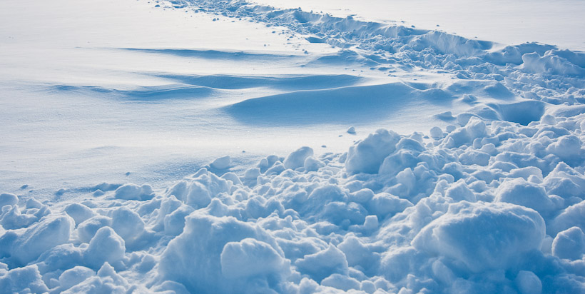 De wind creëerde mooie sculpturen met de sneeuw, hier blijkbaar geholpen door het omploegen van de sneeuw. De foto is genomen nabij Eggeby Gård, tussen Kista en Rinkeby, waar ook het café van enkele afbeeldingen terug te vinden is.