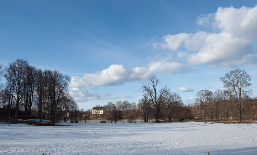 Ondanks dat de lente officieel begonnen is zijn er op dit eiland nog wat koelere plaatsen waar veel sneeuw ligt. Aan de noordzijde is al het water ook nog bevroren, hoewel het ijs niet dik meer is.