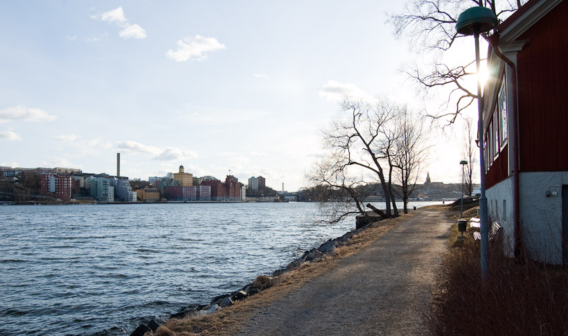 Waar het eiland Djurgården een veilige haven is voor typisch Zweedse huisjes en aankleding (en zo niet, dan houden ze het net zo lang vol totdat iedereen het gelooft), vormt het zuidelijke deel van Stockholm eerder een broedplaats voor nieuwbouw of herbestemming van industriële gebouwen als woonruimte. Late middagzon erbij en klaar is de foto.