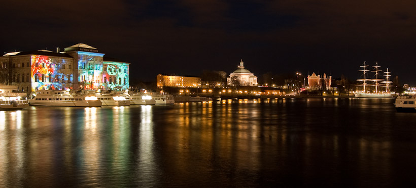 Gisterenavond werd in het centrum de Kulturnatt gehouden. De meeste musea waren gratis toegankelijk en er waren extra activiteiten, zoals hier bij het Nationaal Museum. Met behulp van projectoren werd de gevel verlicht met verschillende afbeeldingen.