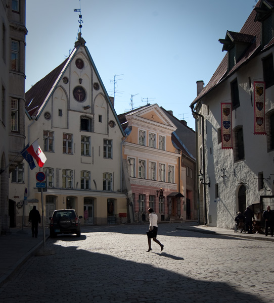 Wederom een contrast tussen het moderne Estland en de oude stadskern. De oude markthal rechts stamt uit de Hanze periode. Tallinn was één van de Hanzesteden gedurende het einde van de Middeleeuwen.