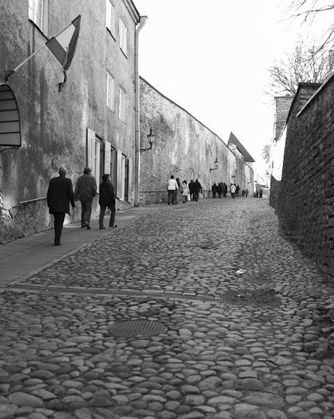 Het centrum van Tallinn doet middeleeuws aan en de wegen dragen daar zeker aan bij met soms erg klassieke kinderkopjes. Links van de weg liggen echter vlakke tegels om het iedereen wat makkelijker te maken. Het hoogteverschil is op zich al vrij stevig. De vlag is overigens Spaans, behorend bij de ambassade links buiten beeld.
