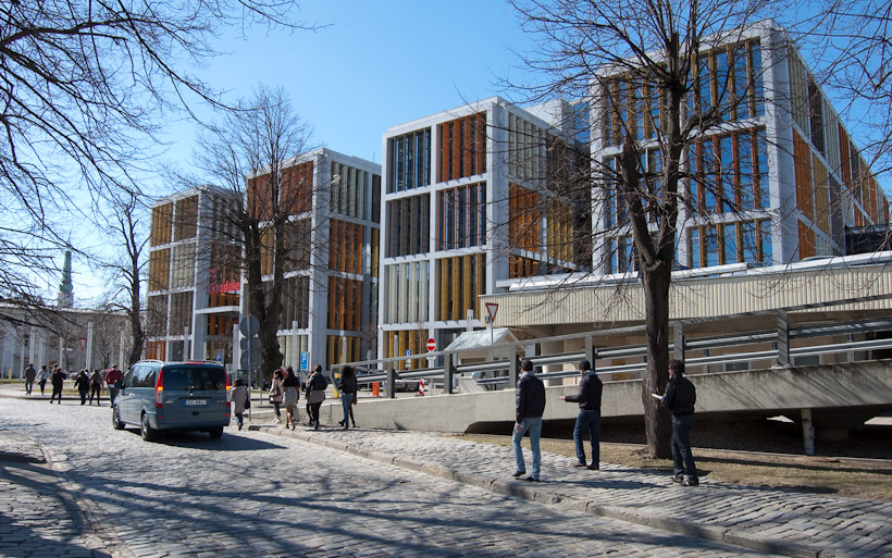 Dit was één van de modernere gebouwen die ik tegen ben gekomen in Riga. Het bevindt zich tussen de haven en het oude centrum is en biedt plaats aan een grote Letse bank. Hoe dan ook, de kleurtjes zijn leuk.