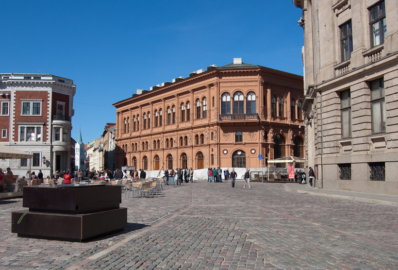 Ik kan me niet herinneren of er iets bijzonders is aan het gebouw in de achtergrond, maar het oogt wel fraai in één kleur. Aan de andere zijde van het plein staat de bekendste kerk van Riga, een kathedraal uit 1211. Geen idee waarom ik daar geen foto van gemaakt heb.