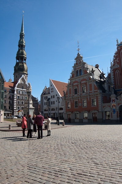 Dit is misschien wel het meest karakteristieke plein van Riga. De gebouwen zijn er eind 14de eeuw weggezet in de tijd dat Riga een welvarende handelsstad was. Net als Tallinn was Riga één van de Hanzesteden. Overigens zijn enkele gebouwen volgens de teksten op de muren in 1999 gerenoveerd, nadat ze feitelijk vernietigd waren door Nazi’s en vervolgens verder gesloopt door Sovjets.